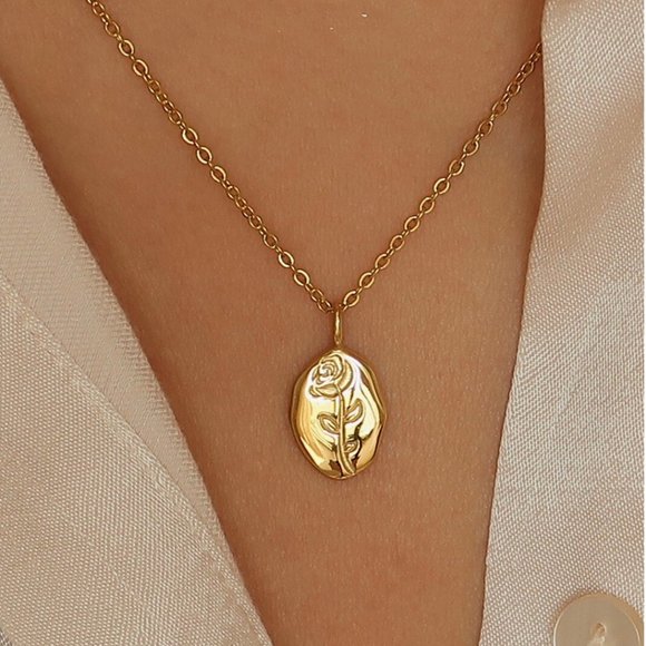 NEW 18K Gold Plated Embossed Rose Pendant Necklace
